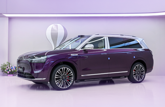 “桐”款心动，“紫”带气场，李一桐成问界M9银境紫车主